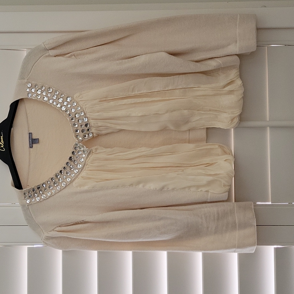 Womens Top/vest type 2 eyelet collar closure.   Cream color size XL,  3/4 Sleeve